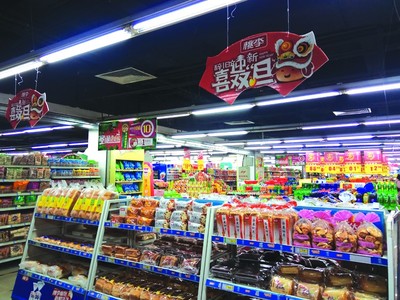 節(jié)日消費(fèi)人氣旺，年貨會上“掃貨”忙——百貨零售迎來新春購物熱潮